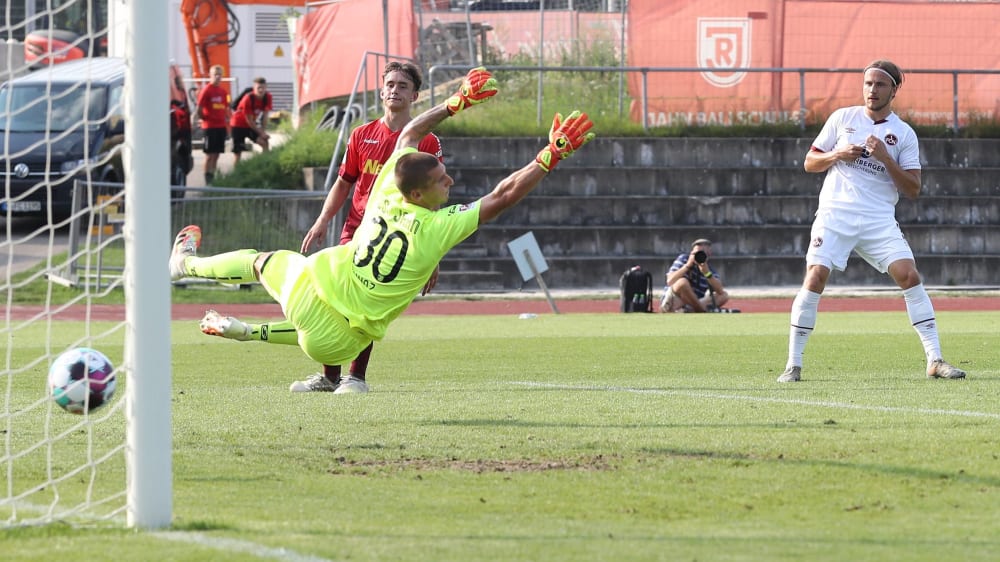Nürnbergs Felix Lohkemper trifft gegen Regensburgs Keeper Kevin Kunz zur Führung für den Club