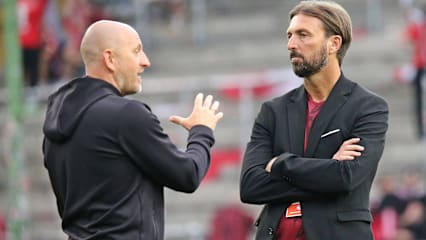 "Besser als im Vorjahr" will Lauterns Geschäftsführer Thomas Hengen (r.) - hier im Gespräch mit Coach Torsten Lieberknecht in der nächsten Saison abschneiden. Die interne Zielsetzung heißt Aufstieg.