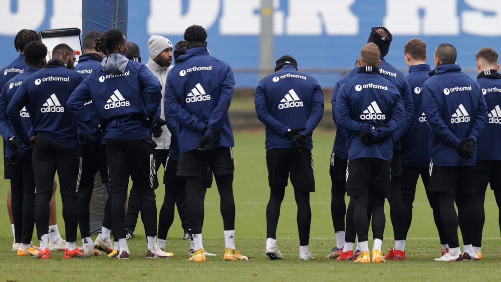 Versammelte seine Schützlinge beim Training um sich: HSV-Coach Daniel Thioune (mit Mütze).