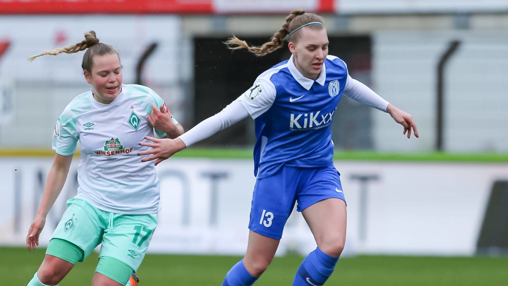 Wechsel steht bevor: Maike Berentzen im Duell mit Bremens Margarita Gidion (li.).