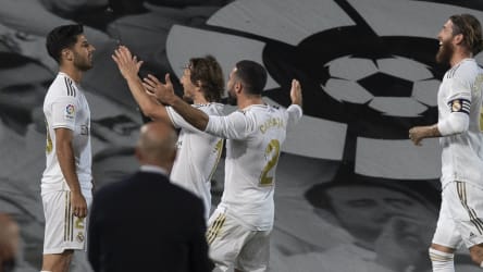 Rückkehrer Marco Asensio lässt sich nach seinem Tor zum 2:0 ausgiebig feiern.