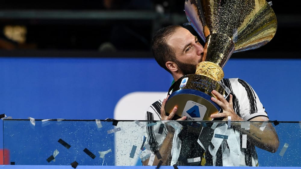 Zum Abschluss noch einen Scudetto: Gonzalo Higuain feiert den Gewinn der italienischen Meisterschaft 2020 - mit Juventus.