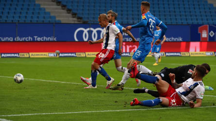 HSV-Stürmer Joel Pohjanpalo trifft zweimal für den Hamburger SV - und darf trotzdem keinen Heimsieg feiern.