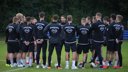 Trainer Halil Altintop spricht zu seiner Mannschaft