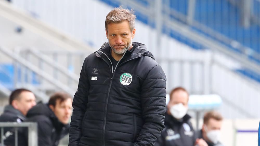 Die Aussichten sind nicht rosig: Lübecks Trainer Rolf Landerl.