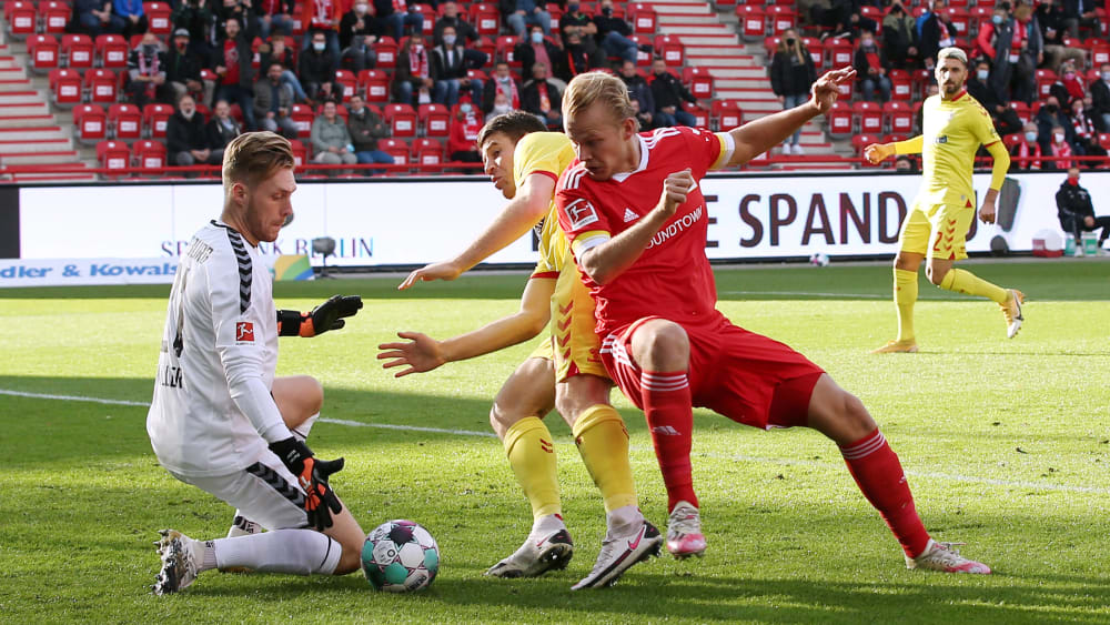 Mit vereinten Kräften: Freiburgs Keeper Florian Müller und Dominique Heintz (M.) bremsen Joel Pohjanpalo aus.