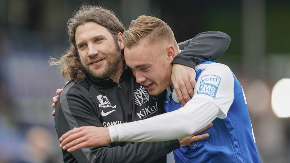 Siegtorschütze Lukas Krüger holte sich nach Apfiff das Lob seines Trainers Torsten Frings ab.