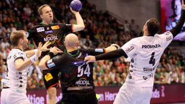 Handball: Bundesliga, 7. Spieltag, SC Magdeburg - THW Kiel in der GETEC Arena. Magdeburgs Omar Ingi Magnusson (2.v.l.) sucht nach einer Anspielstation.