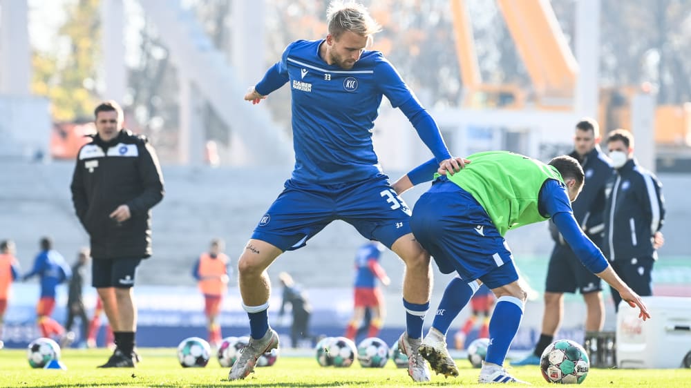 Karlsruhes Philipp Hofmann (Mi.) beim Aufwärmprogramm gegen Paderborn.