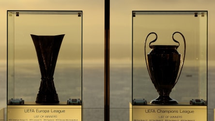 Trophäen der Europa League und der Champions League