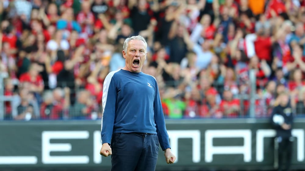 So lief es in der Hinrunde gegen Leipzig: Der Freiburger Trainer Christian Streich jubelt über den 2:1-Sieg.