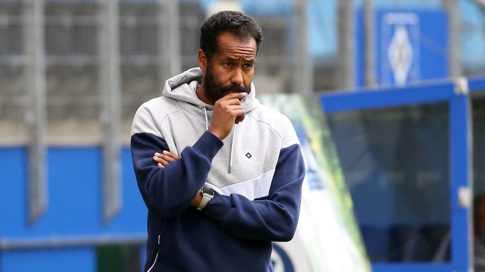 Denkt noch über System und Personal nach: HSV-Coach Daniel Thioune.