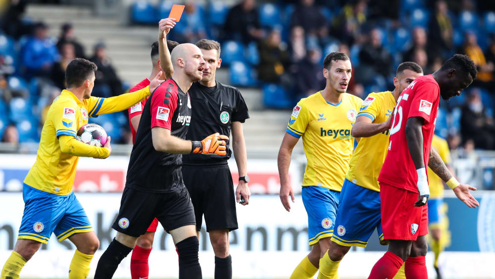 Braunschweigs Torwart Felix Dornebusch sieht die Rote Karte.