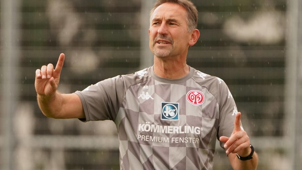 Freut sich über ein bisschen Normalität: Der Mainzer Trainer Achim Beierlorzer.