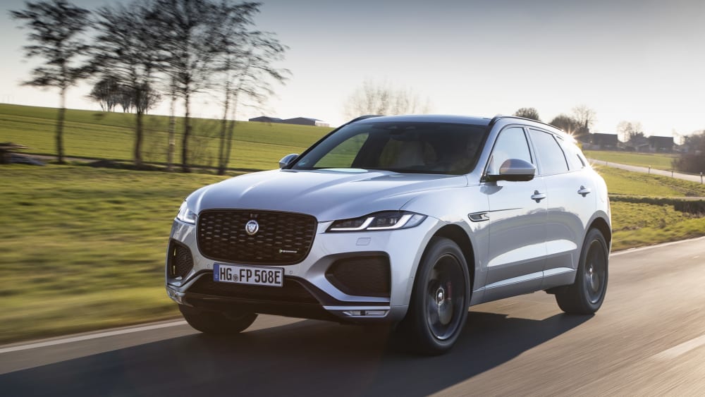 Mit Kennzeichen E: Die Plug-in-Hybridversion des Jaguar F-Pace nennt sich P400e und erbringt eine Systemleistung von 404 PS.