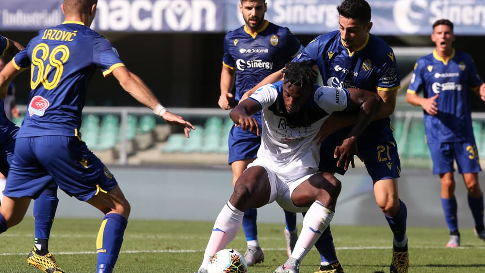 Duvan Zapata umringt von Hellas-Profis