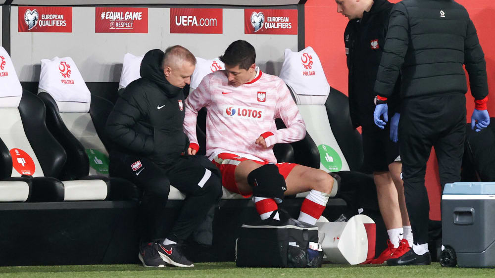 Eis auf dem Knie: Robert Lewandowski nach seiner Auswechslung gegen Andorra.