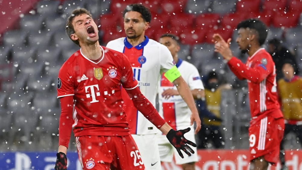 Hadern im Schneetreiben von München: Thomas Müller nach einer von vielen vergebenen Chancen.