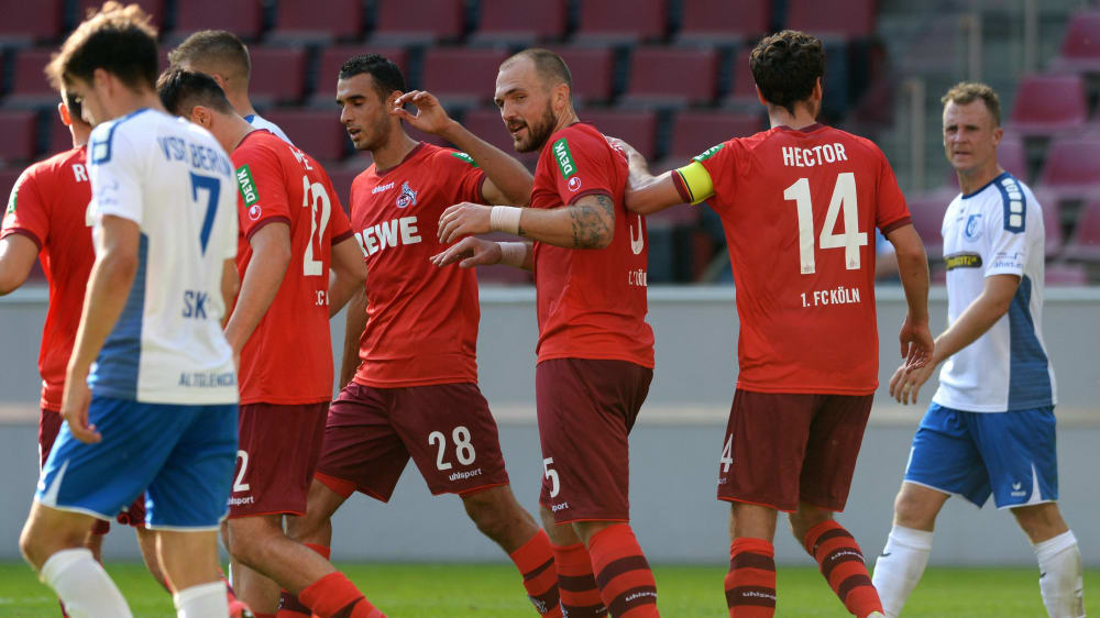 Rafael Czichos (M.) wird nach seinem Tor zum 3:0 beglückwünscht.