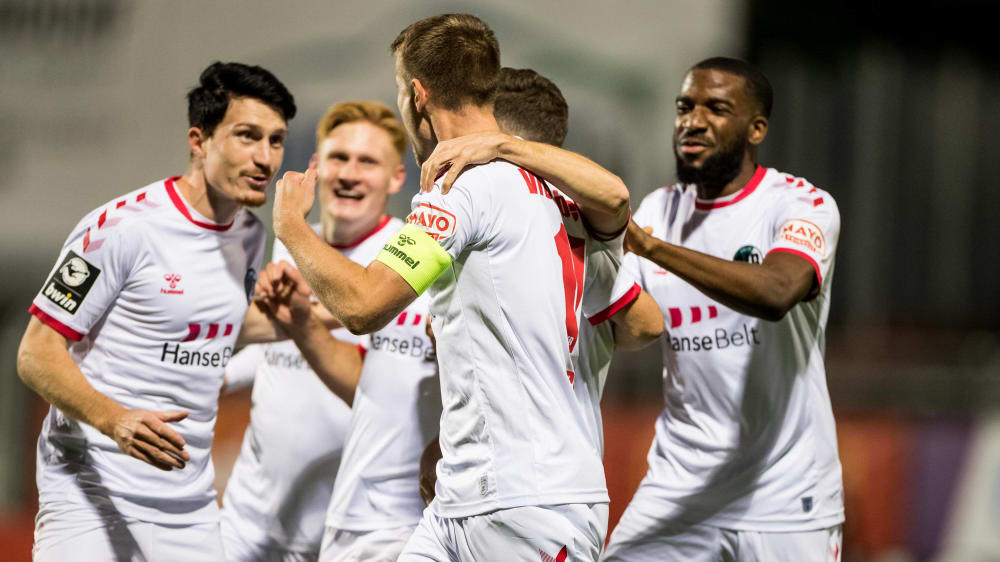 Stark: Lübecks Kapitän Tommy Gruppe (M.) bejubelt die frühe Führung.