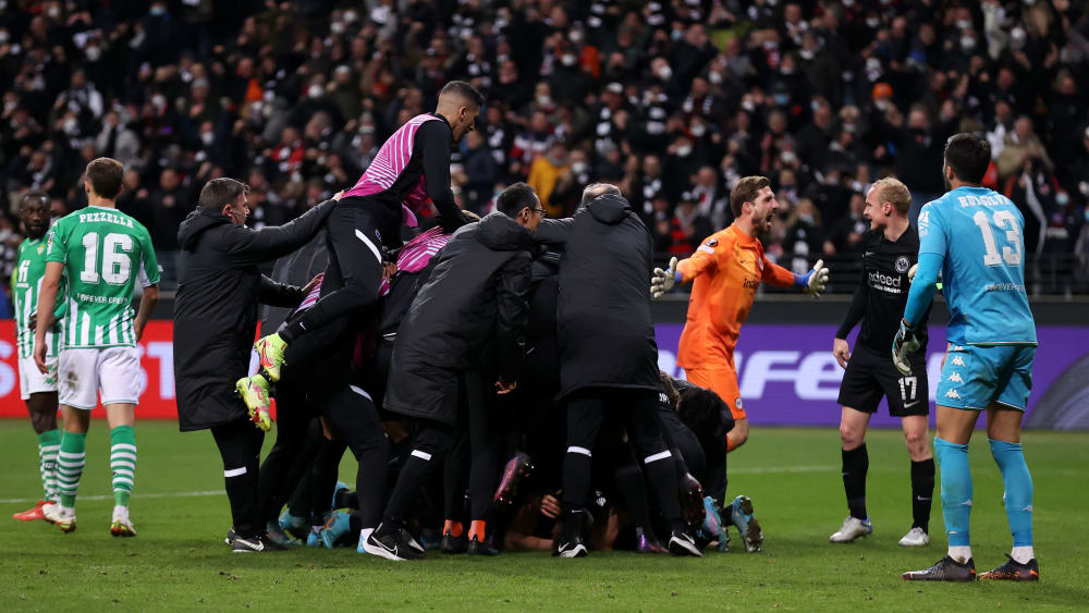 Moment der Ekstase: Die Frankfurter feiern den Last-Minute-Treffer.