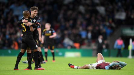 Fernandinho und Unglücksrabe John Stones jubeln, Jack Grealish (r.) liegt am Boden.