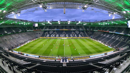 Leere Tribünen im Borussia-Park während des ersten Geisterspiels der Bundesliga zwischen Mönchengladbach und Köln.
