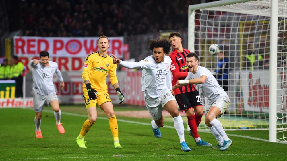 Debütant und Torschütze: Joshua Zirkzee (Mi.) nach seinem 2:1 in Freiburg.