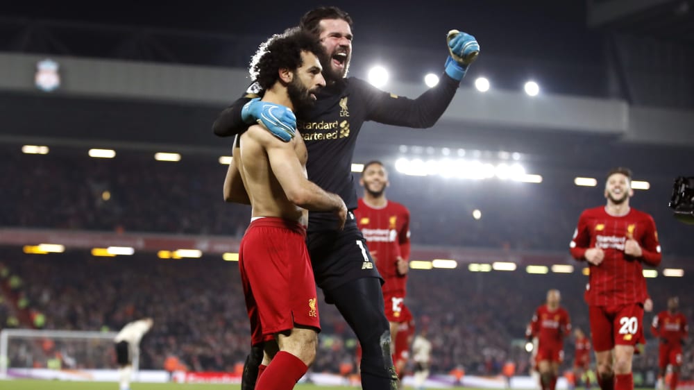Da war das Spiel noch gar nicht abgepfiffen: Alisson bejubelt mit dem halbnackten Mo Salah das Tor zum 2:0 - der Torwart hatte es selbst vorbereitet.