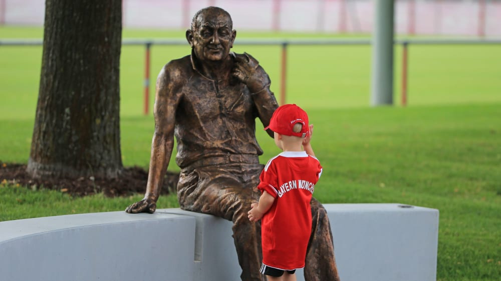 Kurt Landauers Statue an der Säbener Straße.