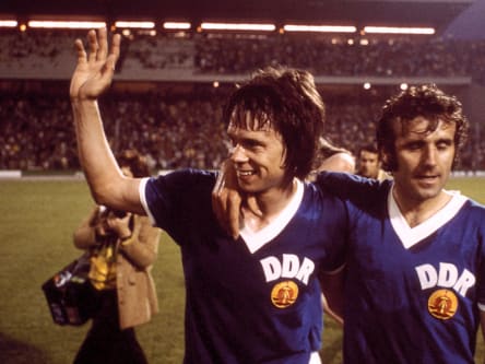 DDR-Torschütze Jürgen Sparwasser (li.) feiert den Sieg gegen die BRD.