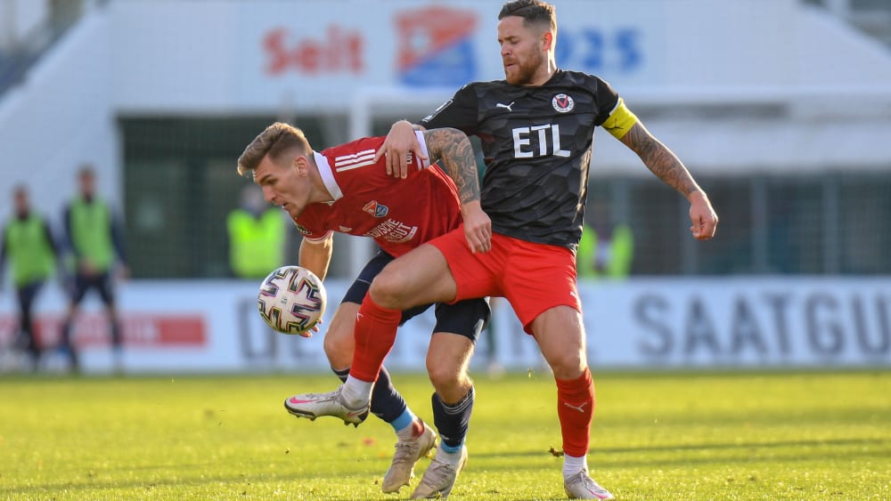 Umkämpftes Duell: Hachings Niclas Stierlin gegen Viktoria-Kapitän Mike Wunderlich.