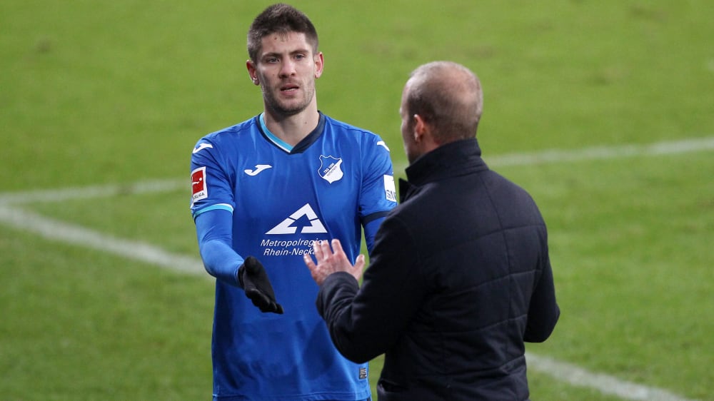 Da war die Hoffenheinmer Gefühlswelt noch in Ordnung: Coach Sebastian Hoeneß holte Andrej Kramaric zu Beginn der Nachspielzeit vom Feld.