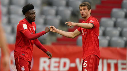 Alphonso Davies und Thomas Müller sind Profis des FC Bayern München.