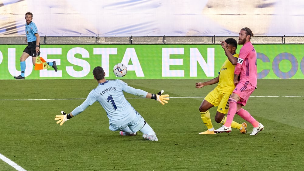 Chip: Cadiz' Lozano hebt den Ball über Courtois zum 1:0-Siegtor ins Netz.