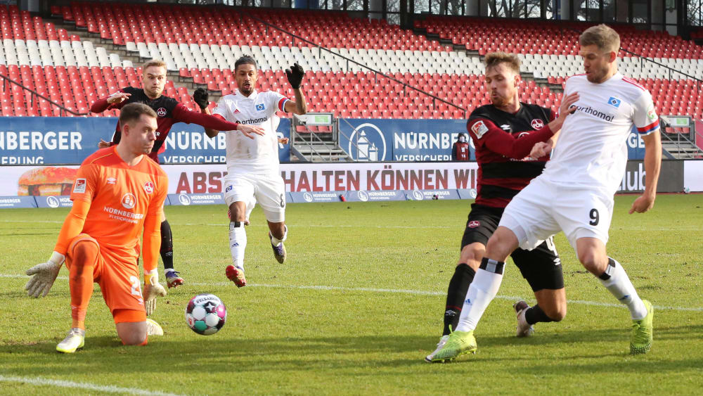 Simon Teroddes 16. Saisontreffer: Der HSV-Torgarant tunnelt FCN-Keeper Christian Mathenia.