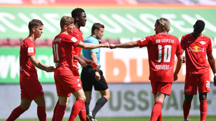 Emil Forsberg (#10) freut sich mit dem scheidenden Timo Werner