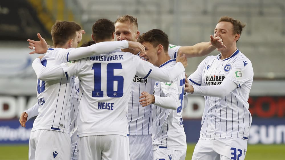 Früh im Spiel durfte der Karlsruher SC jubeln: Philipp Hofmann nickte zur Führung ein.