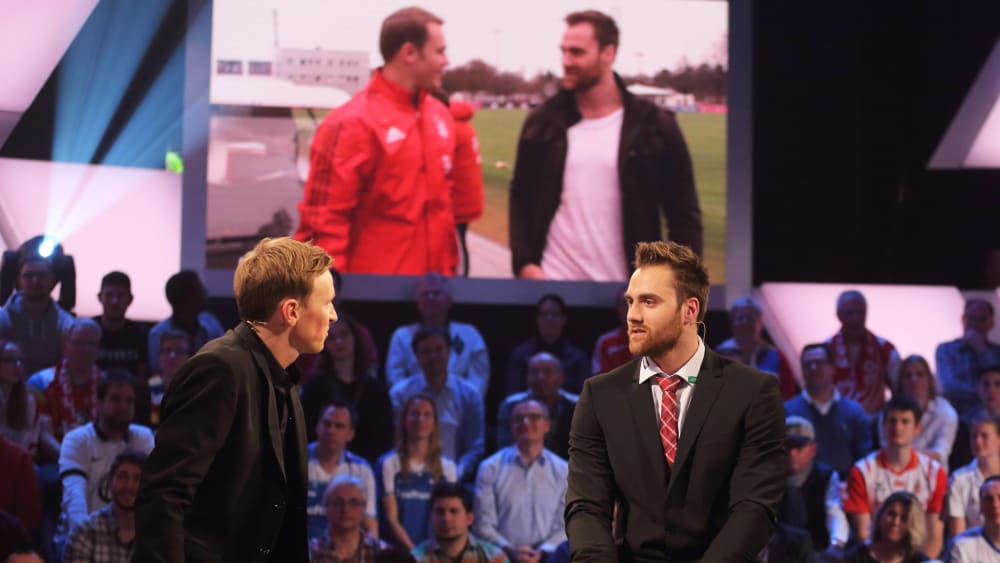 Im feinen Zwirn: Andreas Wolff (r., mit Jochen Breyer im Aktuellen Sportstudio) sprach im kicker auch über Manuel Neuer.