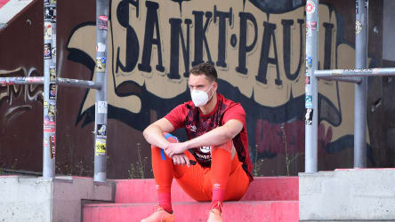 Einsam auf St. Pauli: Christian Mathenia verfolgte das Spiel nach seinem Platzverweis auf der verwaisten Tribüne.
