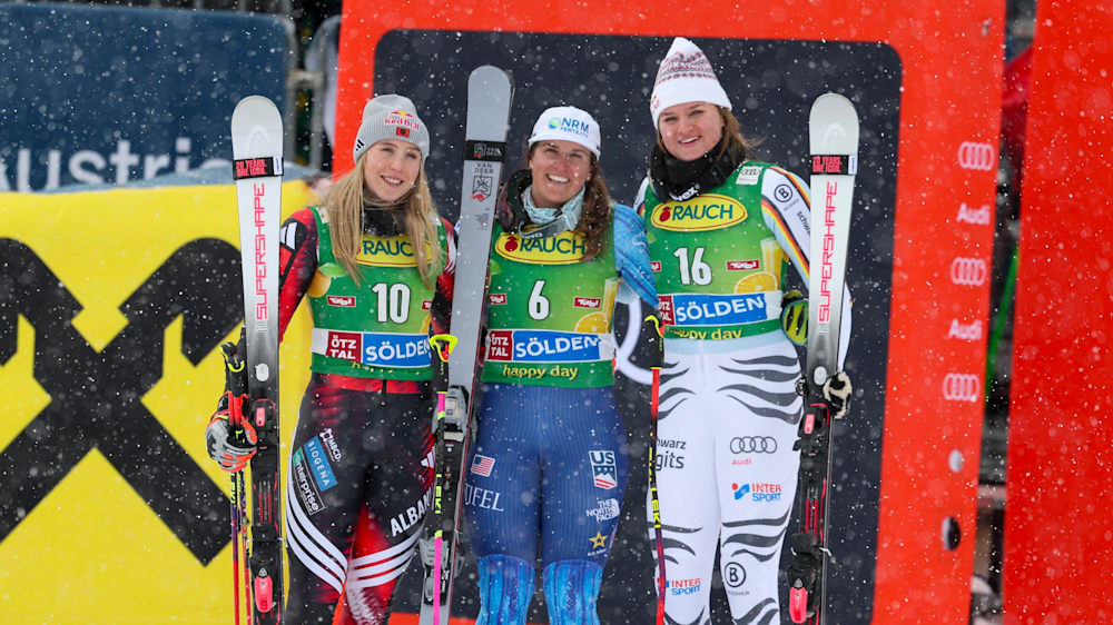 Starker Auftakt in Sölden: Emma Aicher (re.) wird Dritte hinter Siegerin Paula Moltzan und Lara Colturi (li.)