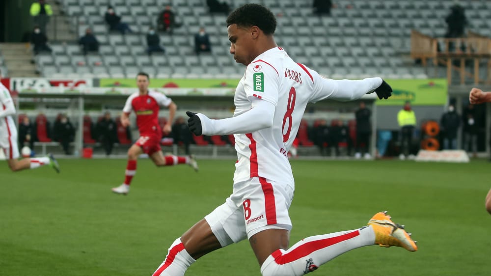 Bereits seit 2017 ziert das Logo der DEVK das Trikot des 1. FC Köln (hier Ismail Jakobs beim 0:5 in Freiburg).