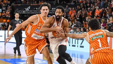 GER, BBL, ratiopharm Ulm vs FC Bayern München 23.11.2025, ratiopharm arena, Neu-Ulm, GER, BBL, ratiopharm Ulm vs FC Bayern München, im Bild Alec Anigbata (Ulm, 21), Spencer Dinwiddie (Muenchen, 26), Len Schoormann (Ulm, 1) *** GER, BBL, ratiopharm Ulm vs FC Bayern Munich 23 11 2025, ratiopharm arena, Neu Ulm, GER, BBL, ratiopharm Ulm vs FC Bayern Munich, pictured Alec Anigbata Ulm, 21 , Spencer Dinwiddie Muenchen, 26 , Len Schoormann Ulm, 1 nordphotoxGmbHx xHafner nph00200