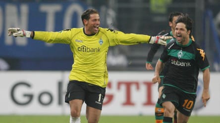 Matchwinner Tim Wiese und Zauberfuß Diego setzen zum Sprint zur Bremer Fankurve an.
