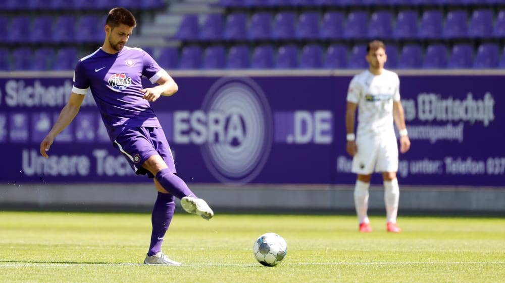 Frühe Führung: Aues Dimitrij Nazarov trifft per Elfmeter zum 1:0.