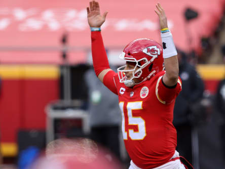Patrick Mahomes reißt die Hände in die Luft.