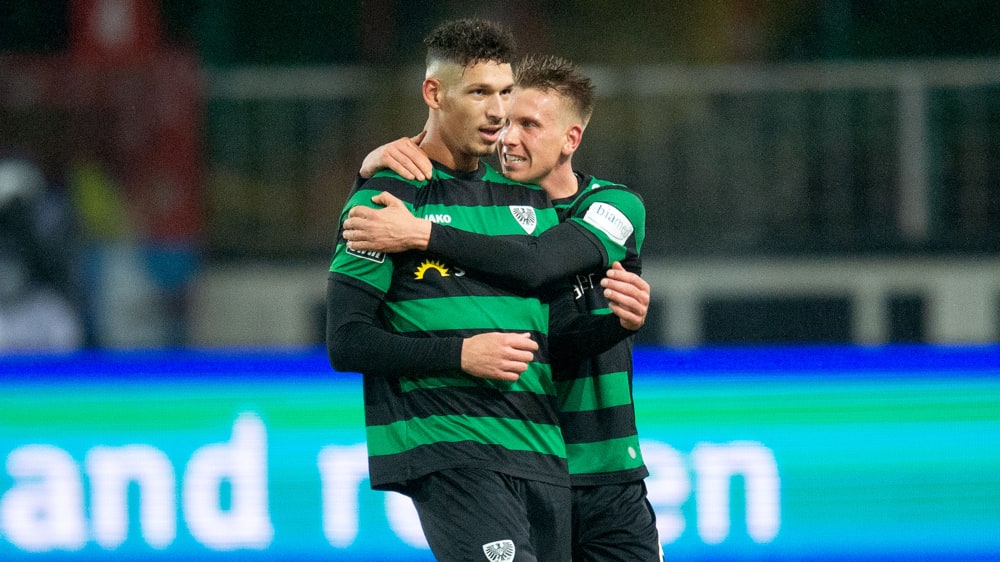 Freuten sich über das 2:0 und das Ende der Negativserie: Torschütze Heinz Mörschel (li.) und Nico Brandenburger.
