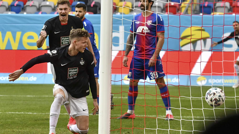 Kopfball zum 1:0: Kaiserslauterns Philipp Hercher bringt die Roten Teufel in Führung.