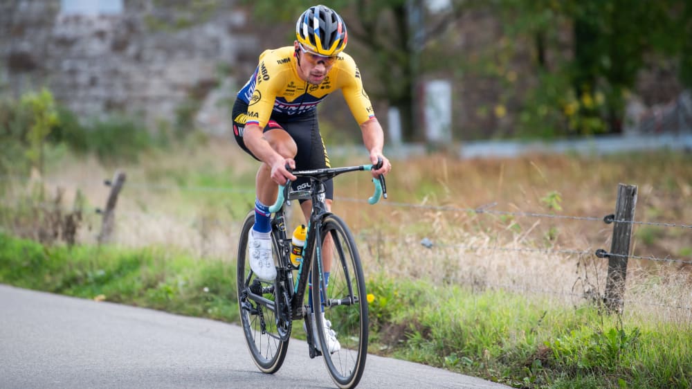 Ab ins Rote Trikot: Titelverteidiger Primoz Roglic hat den Auftakt der Vuelta gewonnen.