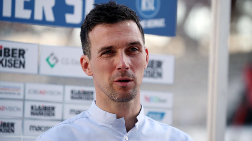 Erst das Saisonziel, dann nach oben schielen? KSC-Trainer Christian Eichner.